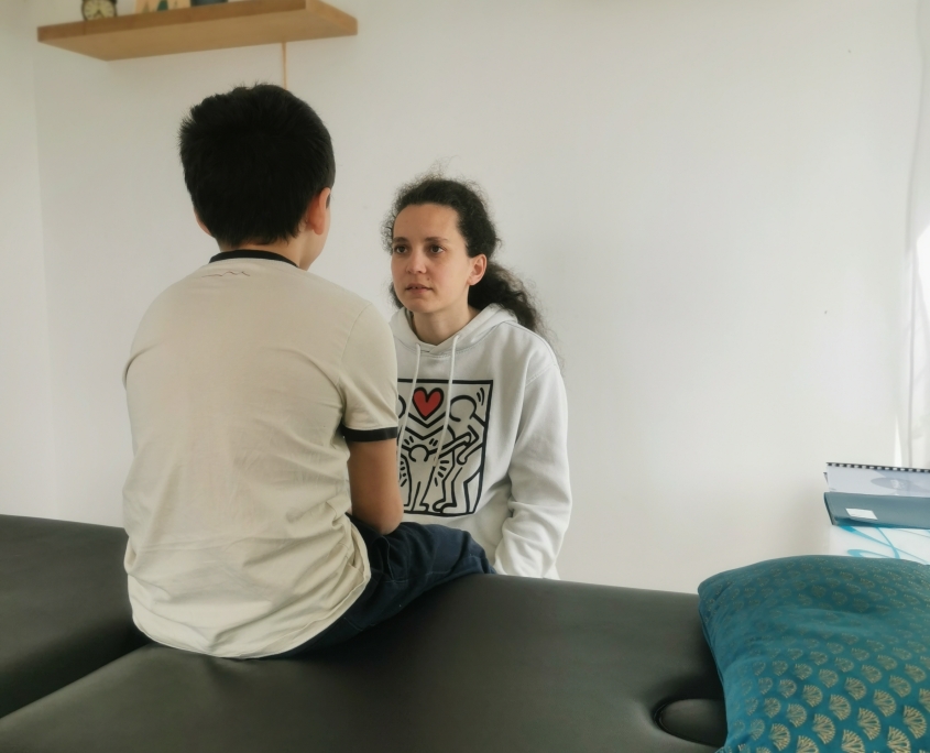 Discussion avec un enfant lors d'une séance de kinésiologie