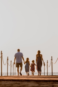 Famille qui passe un bon moment sur une plage Famille qui se tient la main sur un ponton